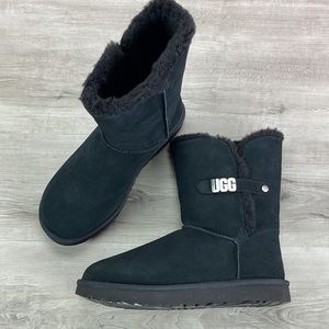 🍁UGG 🍁 BAILEY UGG METAL GRAPHIC BLACK SUEDE BOOT